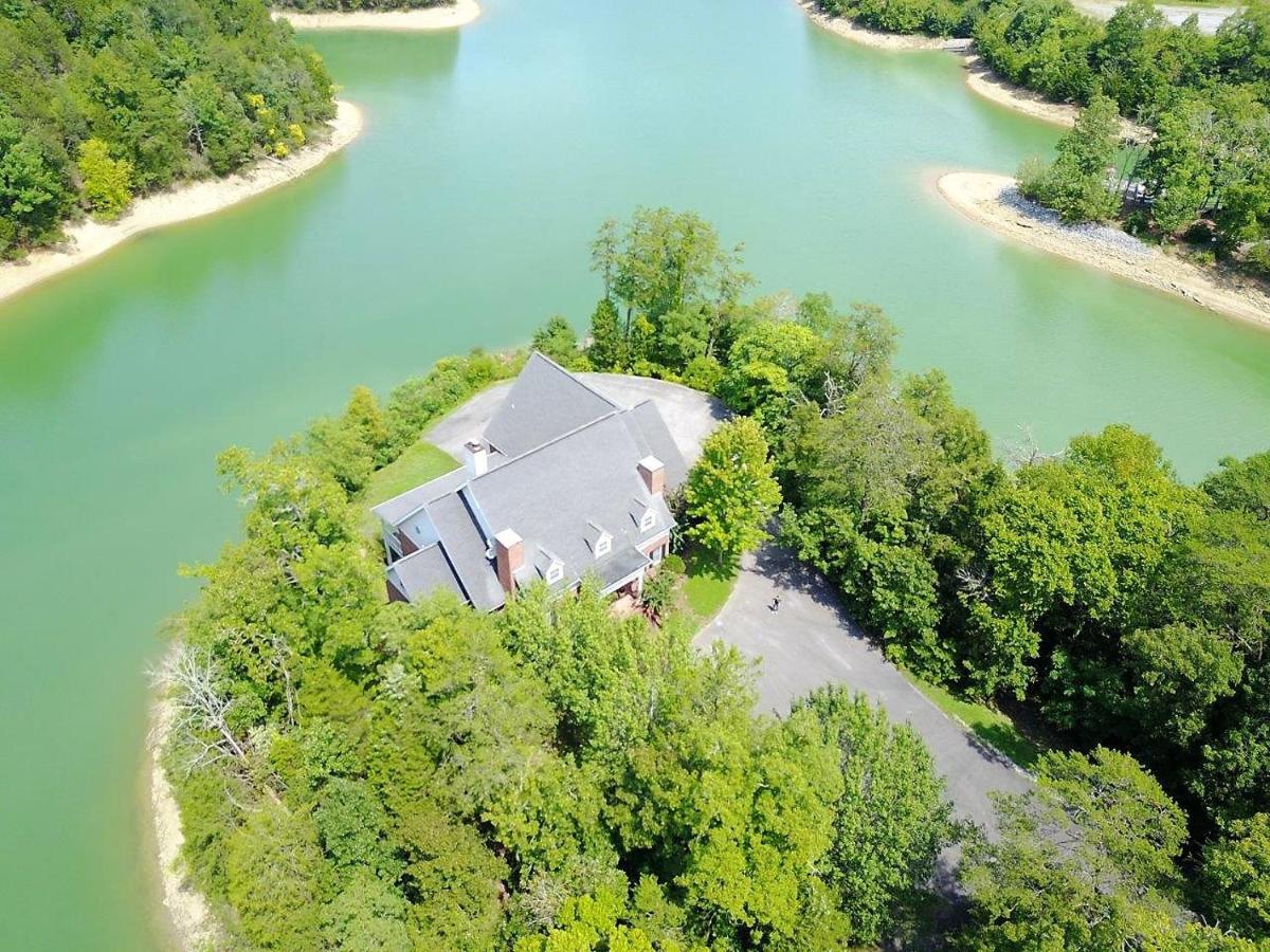 Smokie Mountain Lake House On Douglas Lake - 11 Bedrooms, 6 Bathrooms Sleeping 30 - Lakefront, Secluded, Private, Gated, Personal Boat Dock, Hot Tub , Theater Room, Games Room, Hot Tub, Indoor & Outdoor Kitchens Sevierville Exterior foto