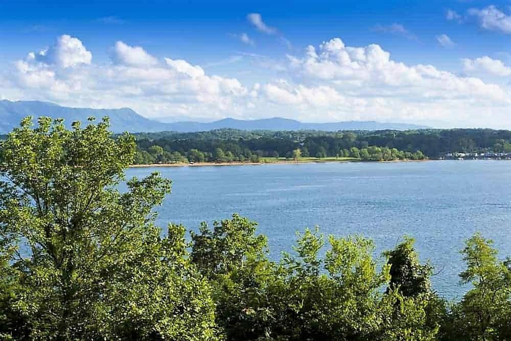 Smokie Mountain Lake House On Douglas Lake - 11 Bedrooms, 6 Bathrooms Sleeping 30 - Lakefront, Secluded, Private, Gated, Personal Boat Dock, Hot Tub , Theater Room, Games Room, Hot Tub, Indoor & Outdoor Kitchens Sevierville Exterior foto