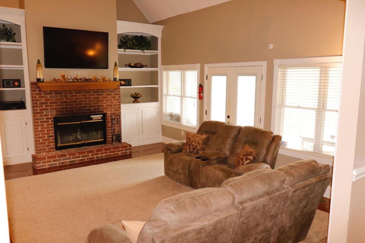 Smokie Mountain Lake House On Douglas Lake - 11 Bedrooms, 6 Bathrooms Sleeping 30 - Lakefront, Secluded, Private, Gated, Personal Boat Dock, Hot Tub , Theater Room, Games Room, Hot Tub, Indoor & Outdoor Kitchens Sevierville Exterior foto