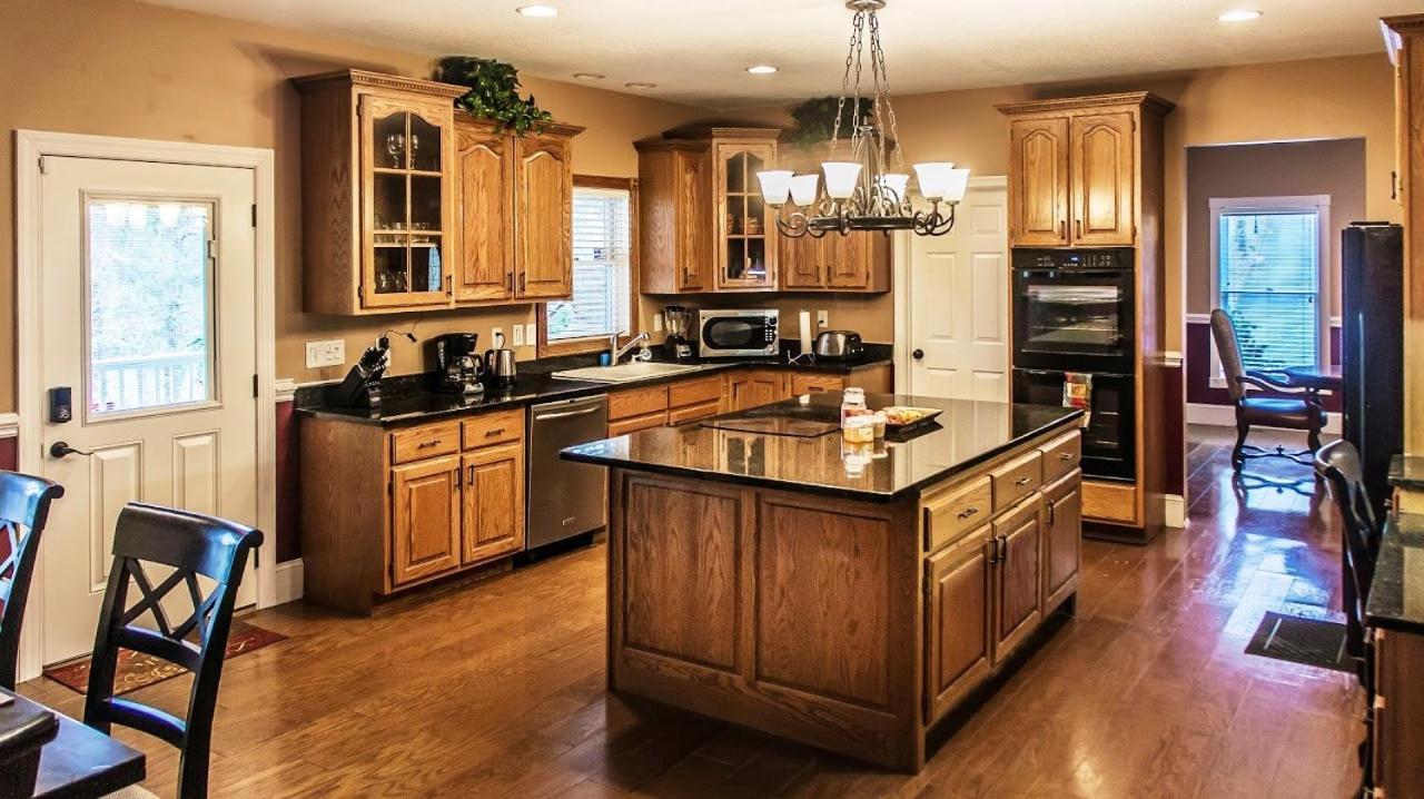 Smokie Mountain Lake House On Douglas Lake - 11 Bedrooms, 6 Bathrooms Sleeping 30 - Lakefront, Secluded, Private, Gated, Personal Boat Dock, Hot Tub , Theater Room, Games Room, Hot Tub, Indoor & Outdoor Kitchens Sevierville Exterior foto
