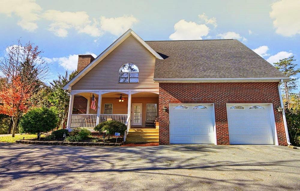 Smokie Mountain Lake House On Douglas Lake - 11 Bedrooms, 6 Bathrooms Sleeping 30 - Lakefront, Secluded, Private, Gated, Personal Boat Dock, Hot Tub , Theater Room, Games Room, Hot Tub, Indoor & Outdoor Kitchens Sevierville Exterior foto