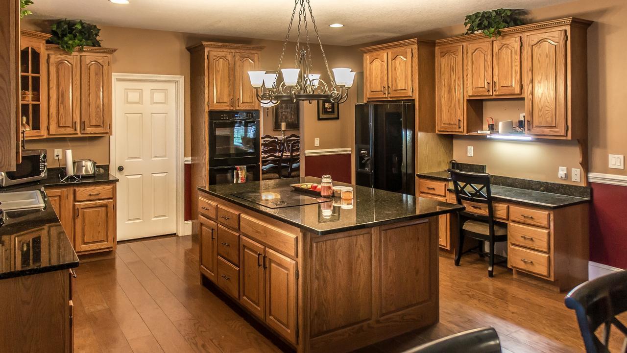 Smokie Mountain Lake House On Douglas Lake - 11 Bedrooms, 6 Bathrooms Sleeping 30 - Lakefront, Secluded, Private, Gated, Personal Boat Dock, Hot Tub , Theater Room, Games Room, Hot Tub, Indoor & Outdoor Kitchens Sevierville Exterior foto