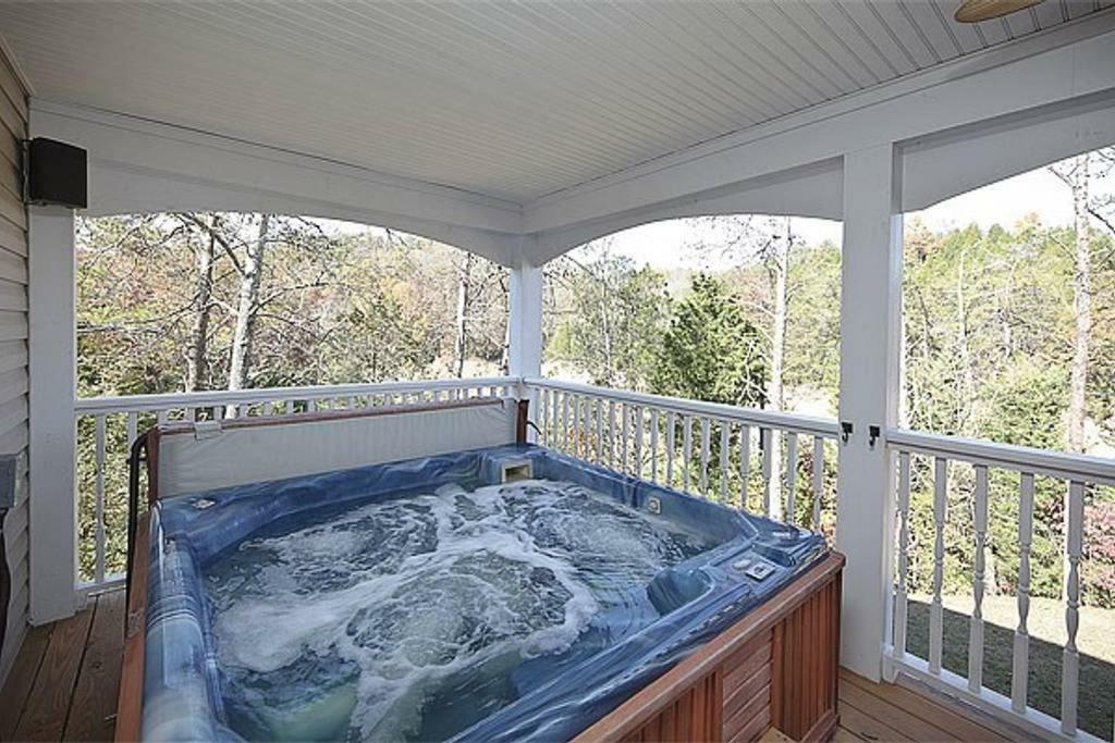 Smokie Mountain Lake House On Douglas Lake - 11 Bedrooms, 6 Bathrooms Sleeping 30 - Lakefront, Secluded, Private, Gated, Personal Boat Dock, Hot Tub , Theater Room, Games Room, Hot Tub, Indoor & Outdoor Kitchens Sevierville Exterior foto